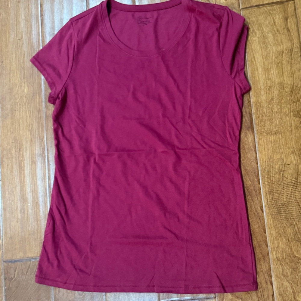 NWT Size XXLarge No boundaries Women's Classic Burgundy Red T-Shirt